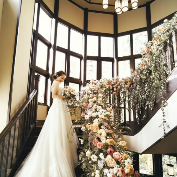 各階を繋ぐ館内のらせん階段は、ドレスのデザインが美しく映える人気の写真スポット