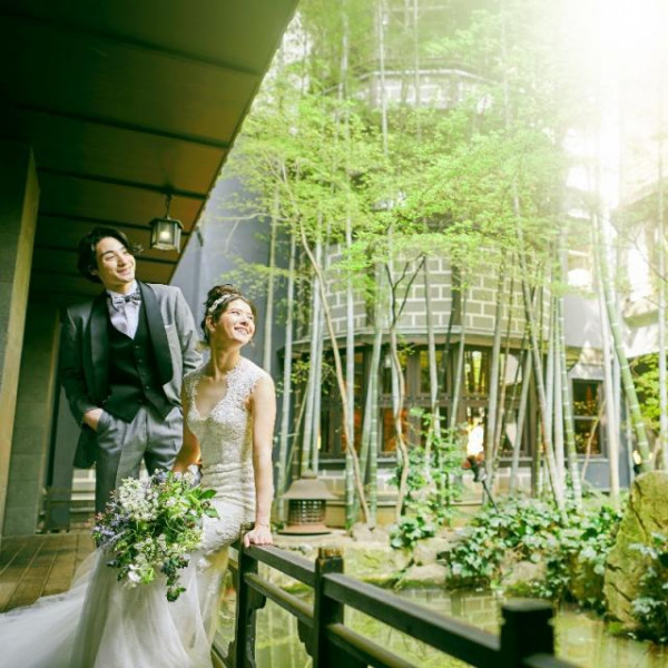 窓の外に広がる竹林を背景にした記念撮影。当日だけでなく前撮りにぴったり