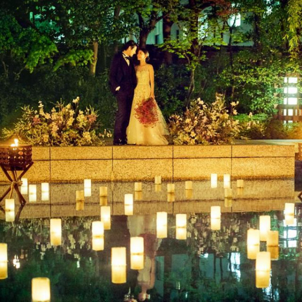 ライトアップされた幻想的でドラマチックな世界で想い出のひと時を