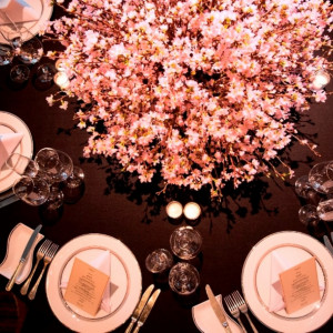 【装花】得意の桜装飾、計算されつくした彩りと色合いを見事に調和させたデザイン|コンラッド東京の写真(1122043)