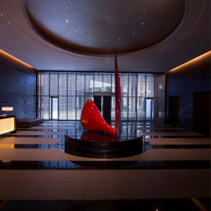 【ホテル1Fエントランス】和と洋が融合したおしゃれでモダンなエントランスは人気フォトスポットのひとつ|コンラッド東京の写真(7561166)