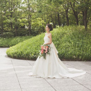 【プライベートガーデン】ガーデンでのお撮影もおすすめ。都会を忘れるような緑景に、純白のウェディングドレスが映えます。|コンラッド東京の写真(33947879)