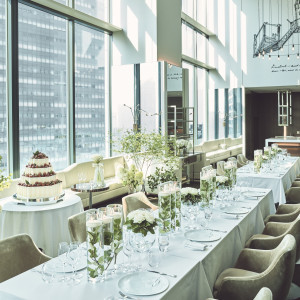 高さ7mの窓から望む汐留のダイナミックな景色と、開放的なキッチン、モダンな内装が見事に調和したレストランで、上質な大人のためのウエディングが叶います。|コンラッド東京の写真(3406260)