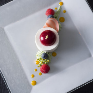 フロマージュ ブランパルフェ ラズベリーソースのカプセル
お好みのアイスクリームを添えて|コンラッド東京の写真(9491125)