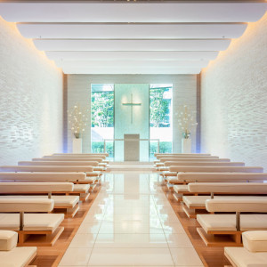 壁一面にギリシャの白大理石、祭壇には真珠貝をあしらった純白のチャペル。自然光が明るく差し込み、静寂の中に感動が生まれる空間です。|コンラッド東京の写真(7563084)