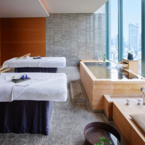 【水月スパ＆フィットネス】檜風呂のある水月ルーム。最高の日を最高のコンディションで迎えるために、予算や目的にあわせてテーラーメイドのウエディングスパプランを。|コンラッド東京の写真(7567082)