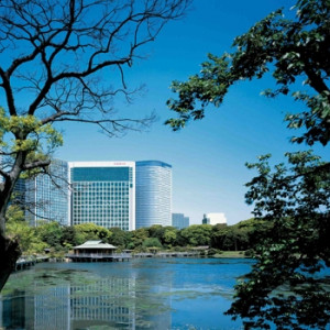 【外観】コンラッド東京は江戸時代の代表的な大名庭園、浜離宮恩賜庭園に隣接。バー&ラウンジや客室から季節の移ろいと共に姿を変える素晴らしい景色を望むことができる|コンラッド東京の写真(231021)