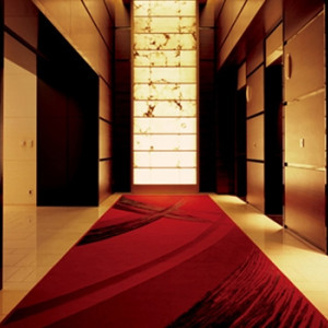【エレベーター ホール】28階ロビーに続くエレベーター前。墨絵のような世界が展開する|コンラッド東京の写真(231025)