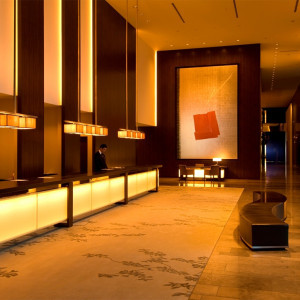 【28階ロビー】世界的な抽象画家、篠田桃紅の「人よ」と名付けられた墨絵が飾られている。人が出会い、語り、想うホテルという場所を静かに見守る作品|コンラッド東京の写真(246351)