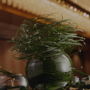 【装花】初めて目にするような披露宴会場にゲストも注目。一見シンプルでも手の込んだ装花でワンランク上のウエディングが叶う|コンラッド東京の写真(246366)