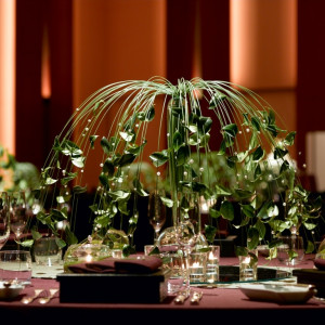 【装花】グリーンにパールをあしらったテーブル装花もひとつひとつ丁寧に作っていく。コンテンポラリーで時代に敏感なカップルにおすすめ|コンラッド東京の写真(246368)