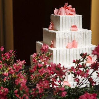 デザインの細部にまでこだわったケーキは、装花とのコーディネートも美しく、こだわりを表現。
