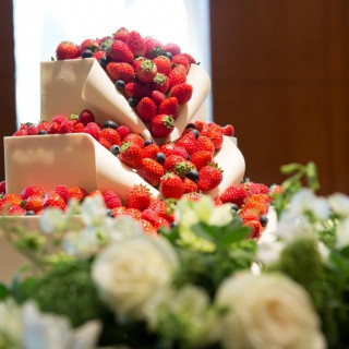 苺や種類豊富なベリーが溢れるコンラッド東京のシグニチャーケーキ。