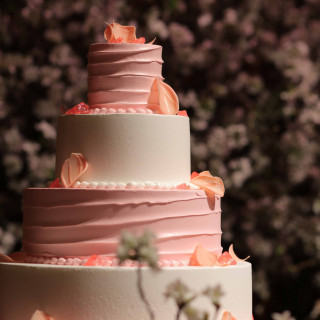 デザインの細部にまでこだわったケーキは、装花とのコーディネートも美しく、こだわりを表現。