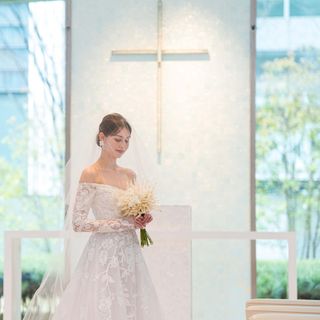自然光が差し込む明るいチャペルは、写真写りも抜群。壁一面にはギリシャの白大理石タソスホワイトを、聖壇には真珠貝をあしらった純白の空間です