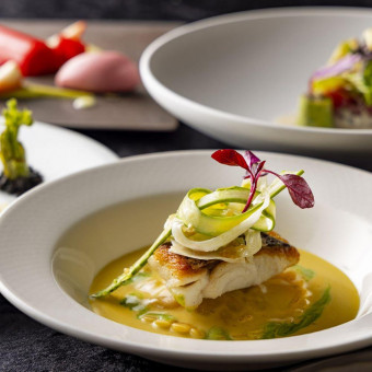 シェフと一緒に創りあげる美しく味わい豊かな、おもてなしの料理をお楽しみいただけます。