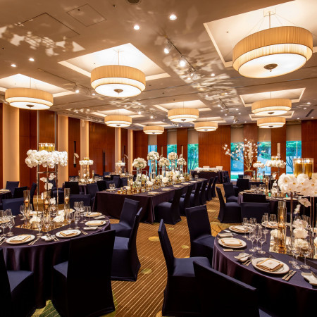 【浜離宮】天井高4mの自然光が入る、シンプルでありながらもラグジュアリーな空間。会場外のガーデンでのデザートビュッフェやウェルカムドリンク、写真撮影などもおすすめです。