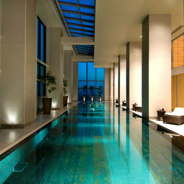 【29階水月スパ＆フィットネス】25mのスイミングプールは、墨絵をモチーフにした幻想的な空間。高さ7mの窓に広がるダイナミックなシティビューをお楽しみいただけます。|コンラッド東京の写真(1063267)