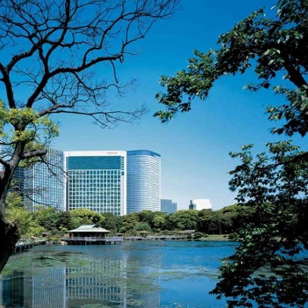 【外観】コンラッド東京は江戸時代の代表的な大名庭園、浜離宮恩賜庭園に隣接。バー&ラウンジや客室から季節の移ろいと共に姿を変える素晴らしい景色を望むことができる|コンラッド東京の写真(231021)