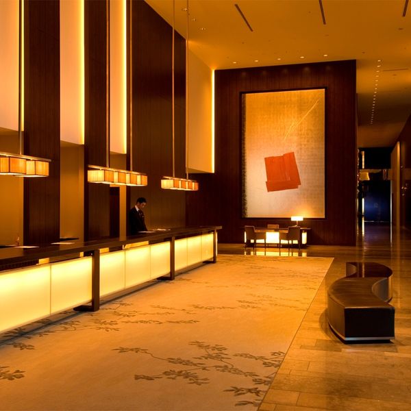 【28階ロビー】世界的な抽象画家、篠田桃紅の「人よ」と名付けられた墨絵が飾られている。人が出会い、語り、想うホテルという場所を静かに見守る作品|コンラッド東京の写真(246351)