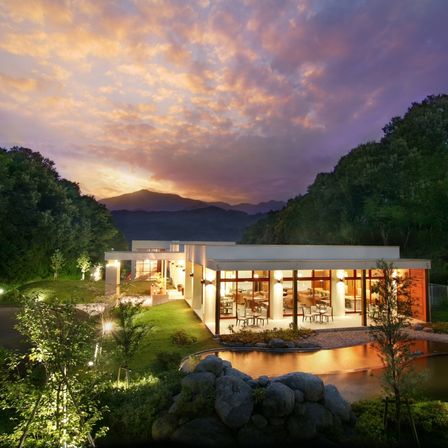暮れ行く夕日につつまれた邸宅。ライトアップされた夜のゲストハウスも高級感が増し、よりスタイリッシュな雰囲気に|アマンダンヒルズ（AMANDAN HILLS）の写真(223023)