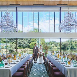 窓の外に広がる雄大な自然。絵画のような景色がパーティに贅沢な彩りを添える|AMANDAN VILLA  ～アマンダンヴィラ～の写真(58055568)