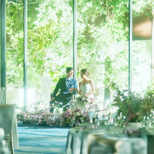 窓から差し込む自然光が美しく調和するパーティ会場で記憶に残る祝宴を|UTSUNOMIYA MONOLITH ～宇都宮モノリス～の写真(56044275)