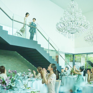 大階段から祝福を受けて入場|UTSUNOMIYA MONOLITH ～宇都宮モノリス～の写真(56043929)