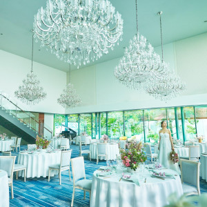 窓から差し込む自然光が美しく調和するパーティ会場で記憶に残る祝宴を|UTSUNOMIYA MONOLITH ～宇都宮モノリス～の写真(56043924)