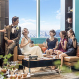 エレベーターを降りれば眼下に広がる都会の絶景。ラウンジでシャンパンやピンチョスを振舞って、ゲストと会話が弾むデザートビュッフェ、記念撮影など多彩な演出を楽しんで