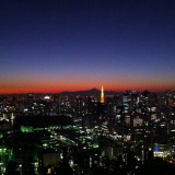 天空に最も近い地上211mの最上階に浮かぶ、開放的な空間。都会の景色を、何にもさえぎられることなく見渡すことができる最高のロケーション