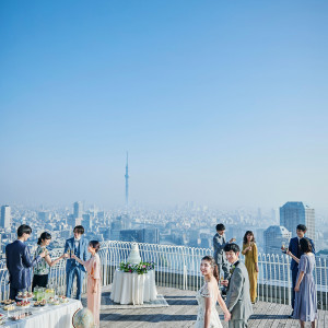 まるで天空の中にいるかのような空間。目の前に広がる空は時間帯によって異なる表情を見せてくれます。|RESTAURANT LUKE with SKY LOUNGE(レストランルーク スカイラウンジ)の写真(54322140)