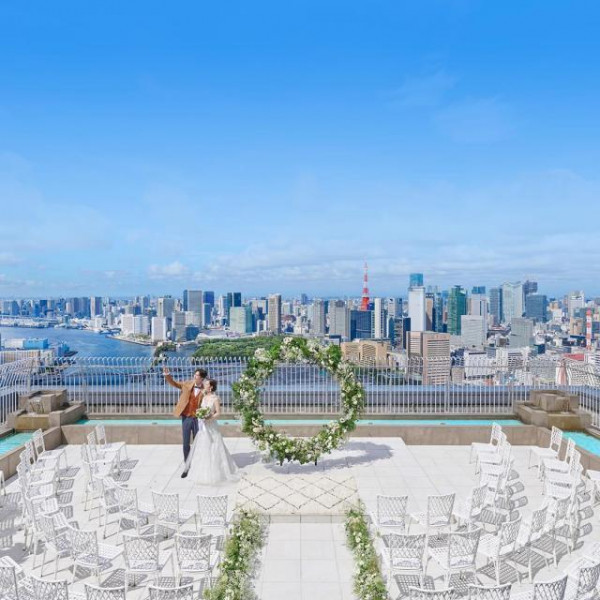 地上221mの絶景レストランを貸切♪ランタン演出がロマンチックな空間に