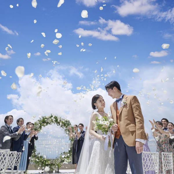 お昼でも素敵。東京を見渡すチャペルでの写真撮影も。