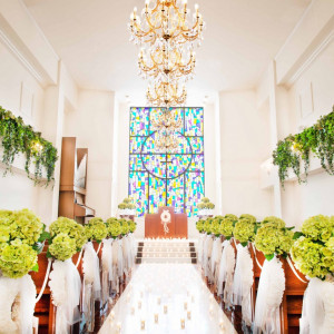 挙式場のお花やコーディネートはおふたりらしく装飾することも可能です。
白を基調とし木の椅子であたたかみのある雰囲気が人気です|アールベルアンジェ名古屋の写真(804423)