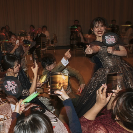 【挙式実例】気分はまるでアーティスト！ペンライトとうちわで推し活風再入場演出★
