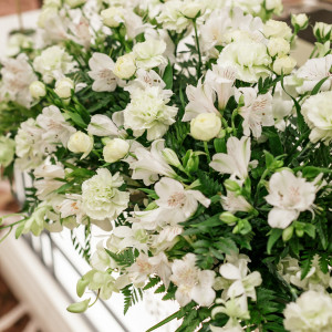 白イメージのメイン装花|ホテルベルクラシック北見の写真(34607061)