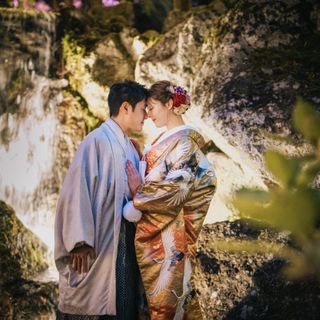 もみじ舞う秋保の温泉街。秋の洗練された空気のなか、映画のようにロマンチックな和装フォト。