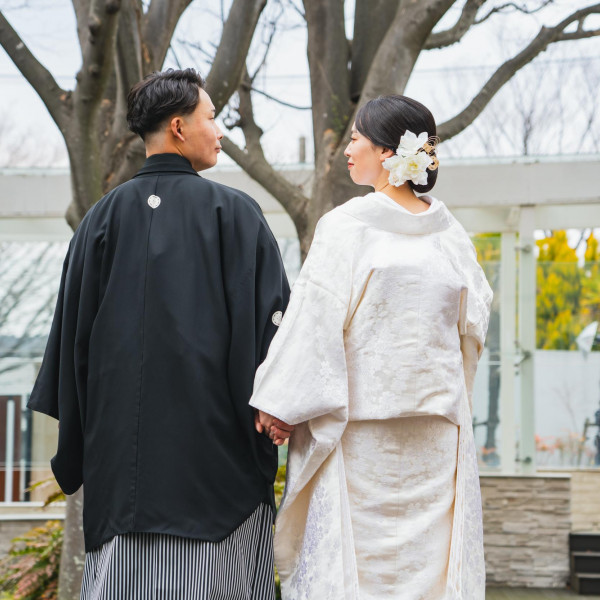 式場のプライベートガーデンを貸切、ふたりだけの空間で写真撮影を。