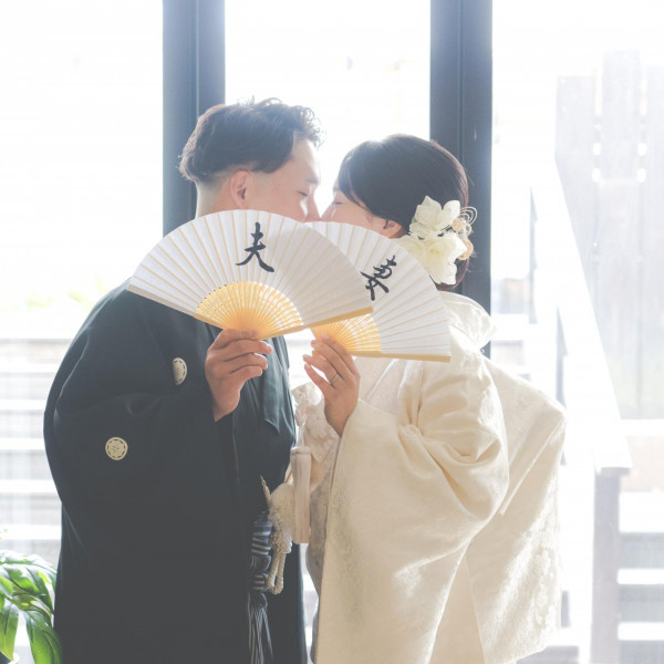 流行に合わせたポーズをプロのカメラマンから提案いたします。