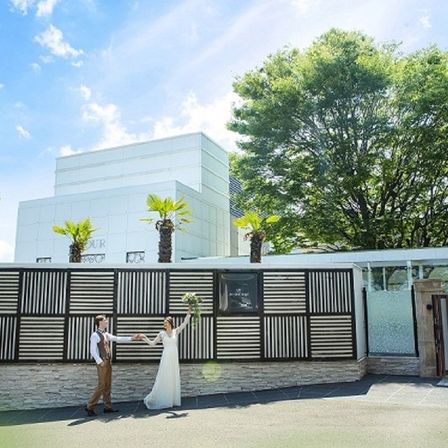 チャペルガーデンの鮮やかな緑を背景にインスタ映え写真♪|アールベルアンジェ仙台の写真(5642227)