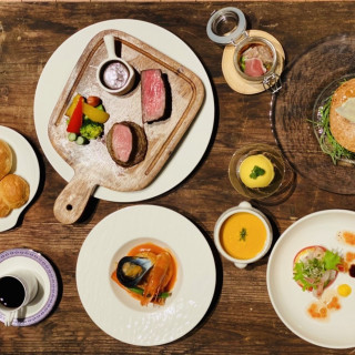 季節の旬の食材を使用した華やかなフルコース