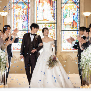 祝福のお言葉と華やかなフラワーシャワーでおふたりをお祝い|ラシュレディアコートの写真(30319909)