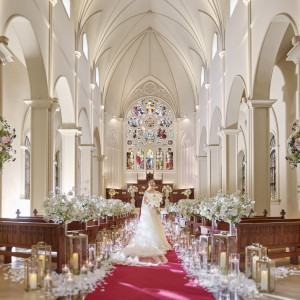 美しいステンドグラスからは、自然光も差し込み美しく花嫁を映し出す。|アートグレイス ウエディングシャトーの写真(30755763)