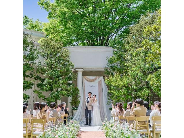 緑と空に包まれたガーデン人前式