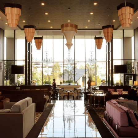 遠方ゲストにも安心のウェイティングスペース。早く来館してもゆったりと過ごしていただけるようにソファスペースを完備。見晴しの良いカフェで披露宴後にゆっくりするゲストも。|アートグレイス ウエディングシャトーの写真(934771)