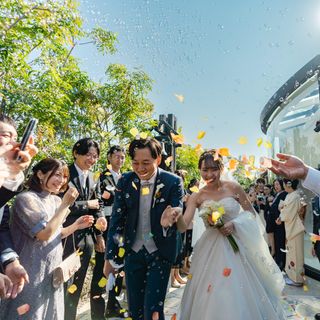 豊かな緑に映えるフラワーシャワーでゲストからの祝福に包まれる＊