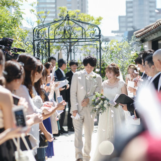 豊かな緑に映えるフラワーシャワーでゲストからの祝福に包まれる＊