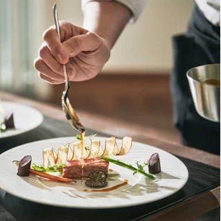 【おもてなし体験】厳選牛サーロインのポワレ＋冷前菜＋デザート試食／緑×空×光あふれるチャペル体験
