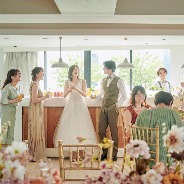 会場併設のバーカウンターからオリジナルドリンクをお届け